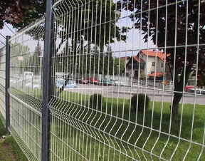 厂家三角折弯护栏网 坚固与美观兼具的围栏解决方案